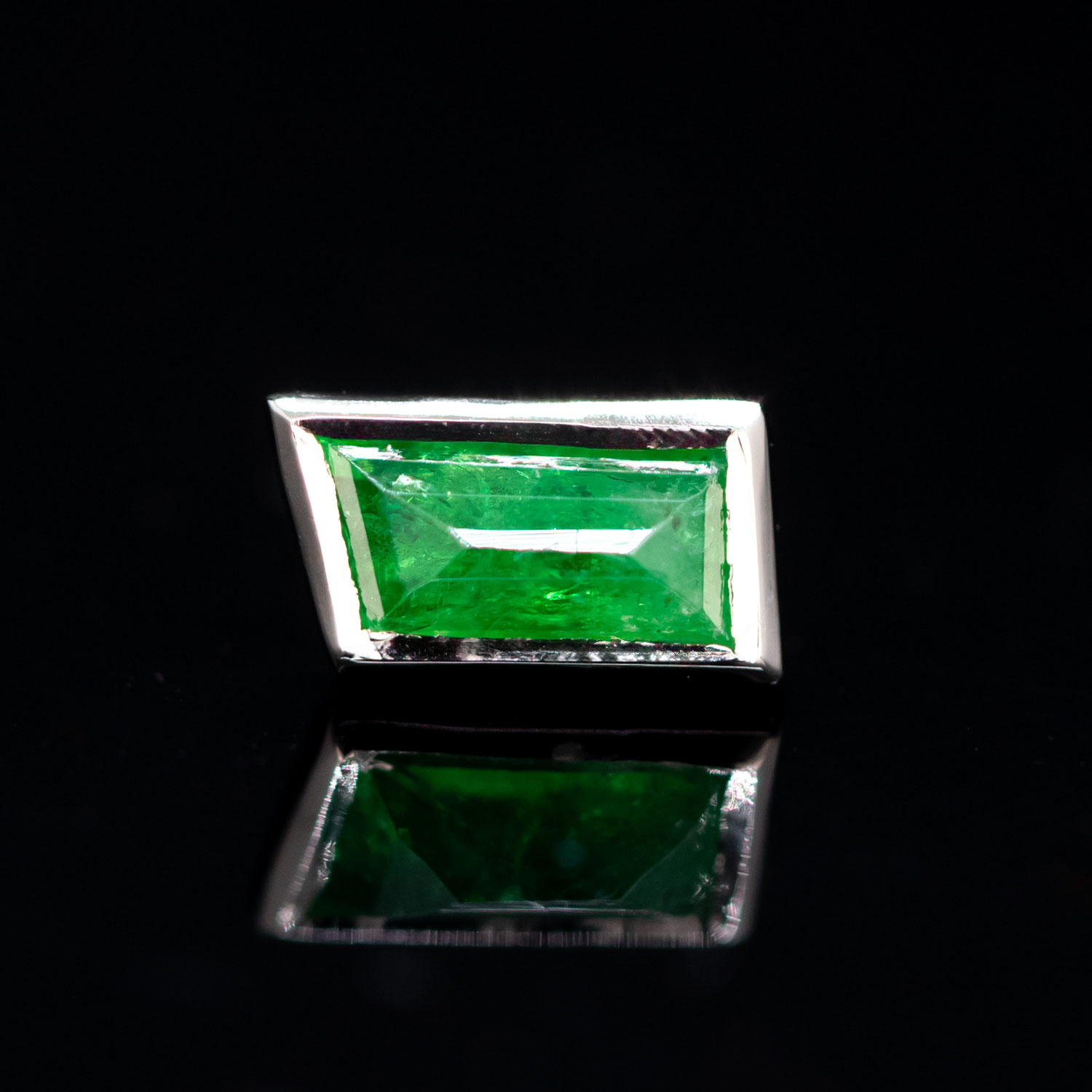 Geometric Cut Tsavorite Threadless End White Gold 5.9mm x 3.5mm - Image 2