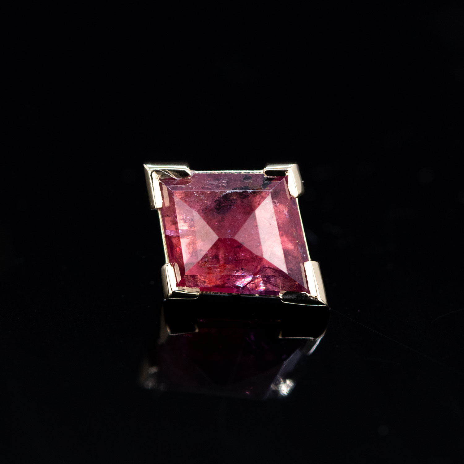 Geometric Cut Winza Ruby Yellow Gold Threadless End 6.7mm x 5.9mm - Image 2
