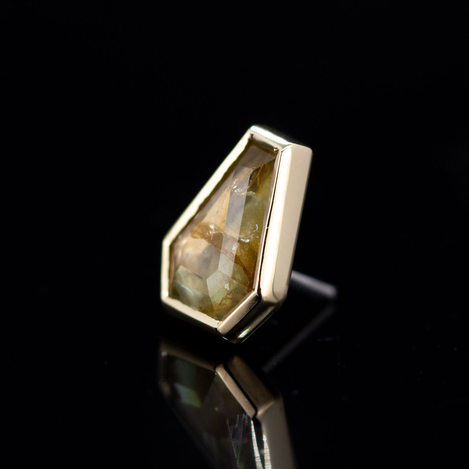 Tablet Coffin Umba Sapphire Yellow Gold Threadless End 7.3mm x 5.6mm