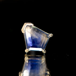 Geometric Cut Madagascar Sapphire Yellow Gold Threaded End 7.1mm x 8mm