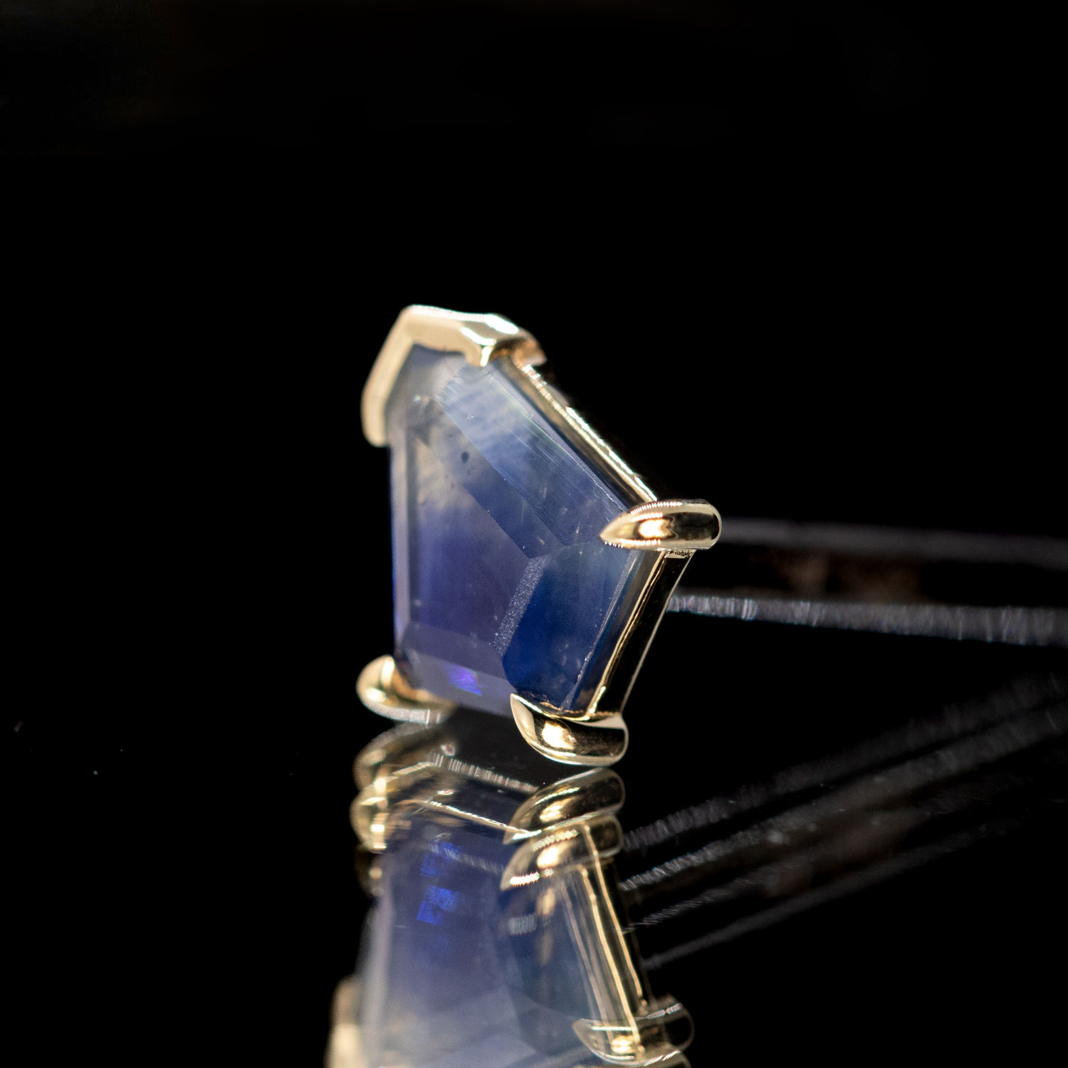 Geometric Cut Madagascar Sapphire Yellow Gold Threaded End 7.1mm x 8mm - Image 2