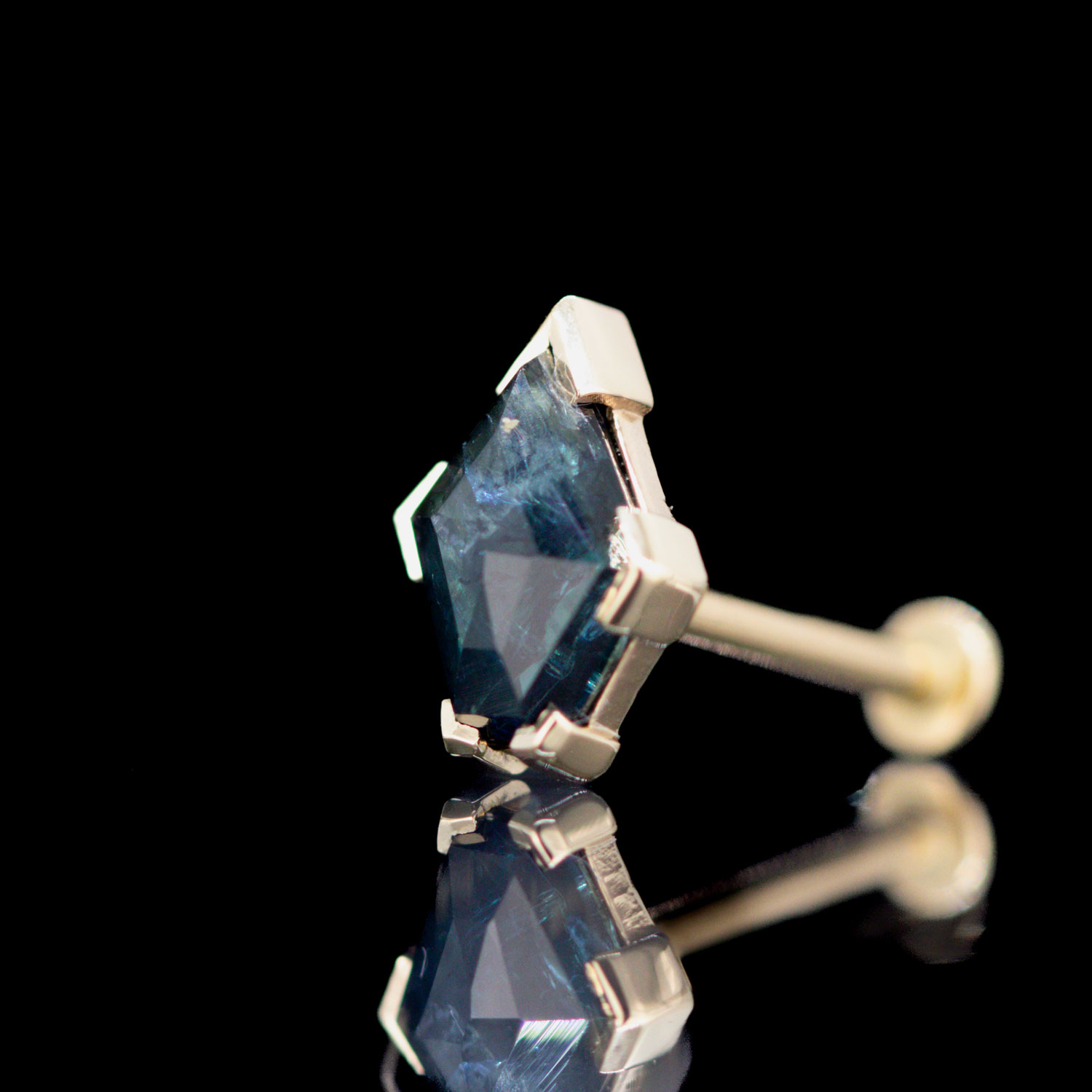 Geometric Cut Madagascar Sapphire Yellow Gold Threadless End 7.9mm x 6.4mm - Image 2