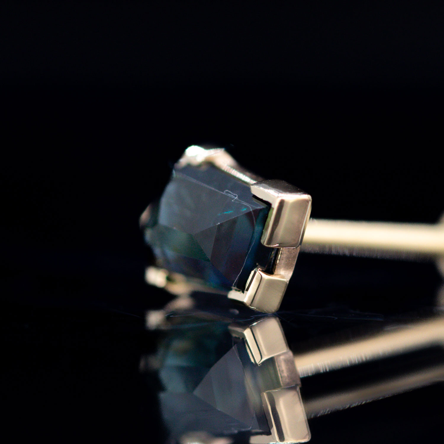 Geometric Cut Madagascar Sapphire Yellow Gold Threadless End 8.4mm x 5mm - Image 2