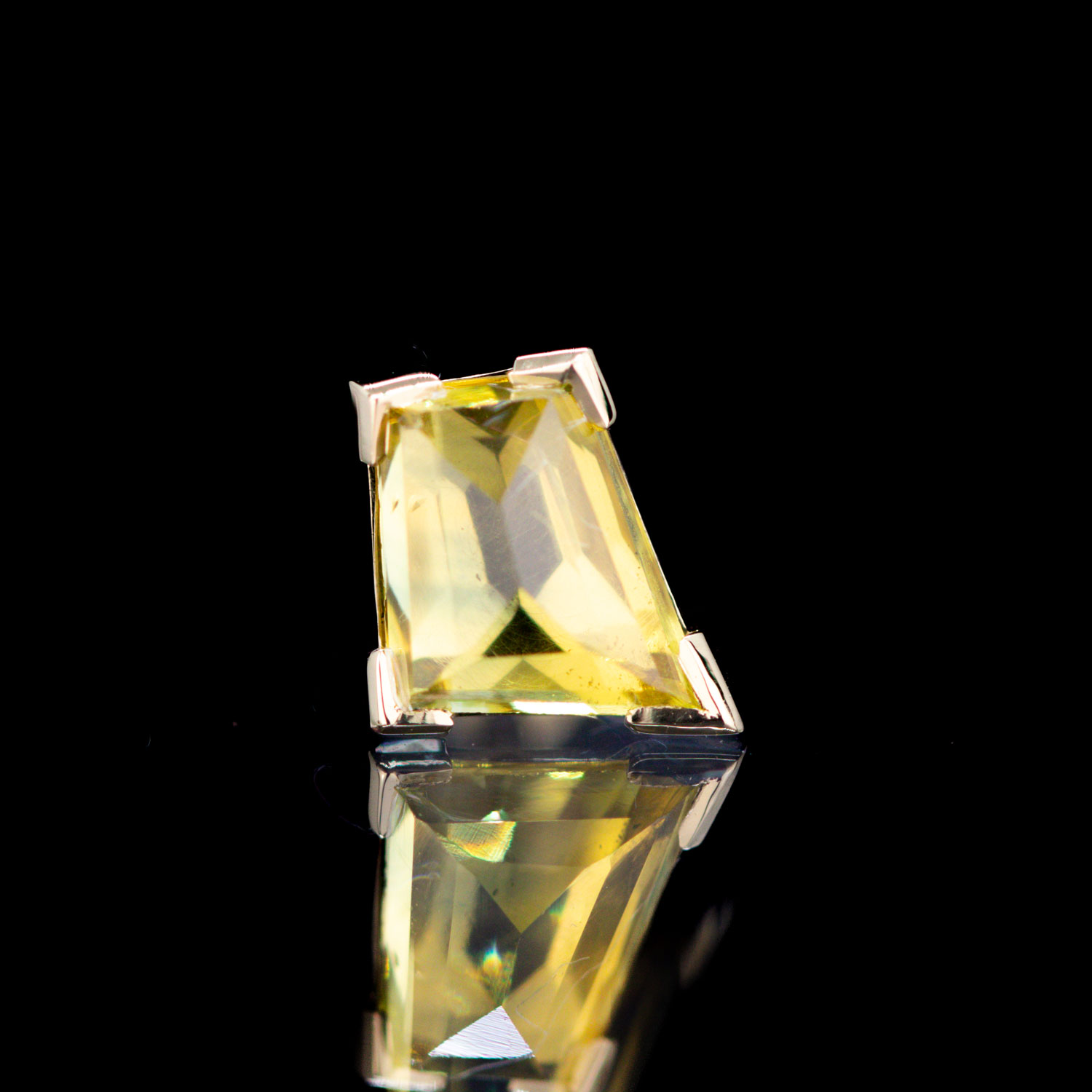 Geometric Cut Kenya Sapphire Partial Bezel Yellow Gold Threadless End 7.2mm x 4.8mm - Image 2