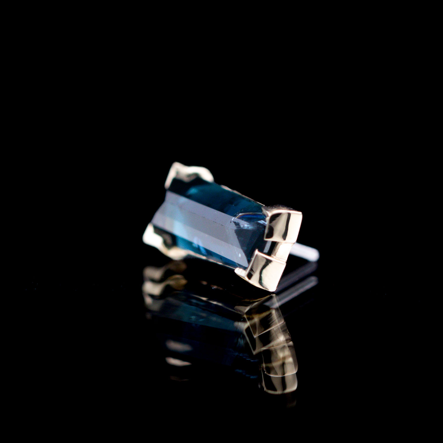 Geometric Cut Madagascar Sapphire Yellow Gold Threadless End 9.6mm x 3.1mm - Image 2