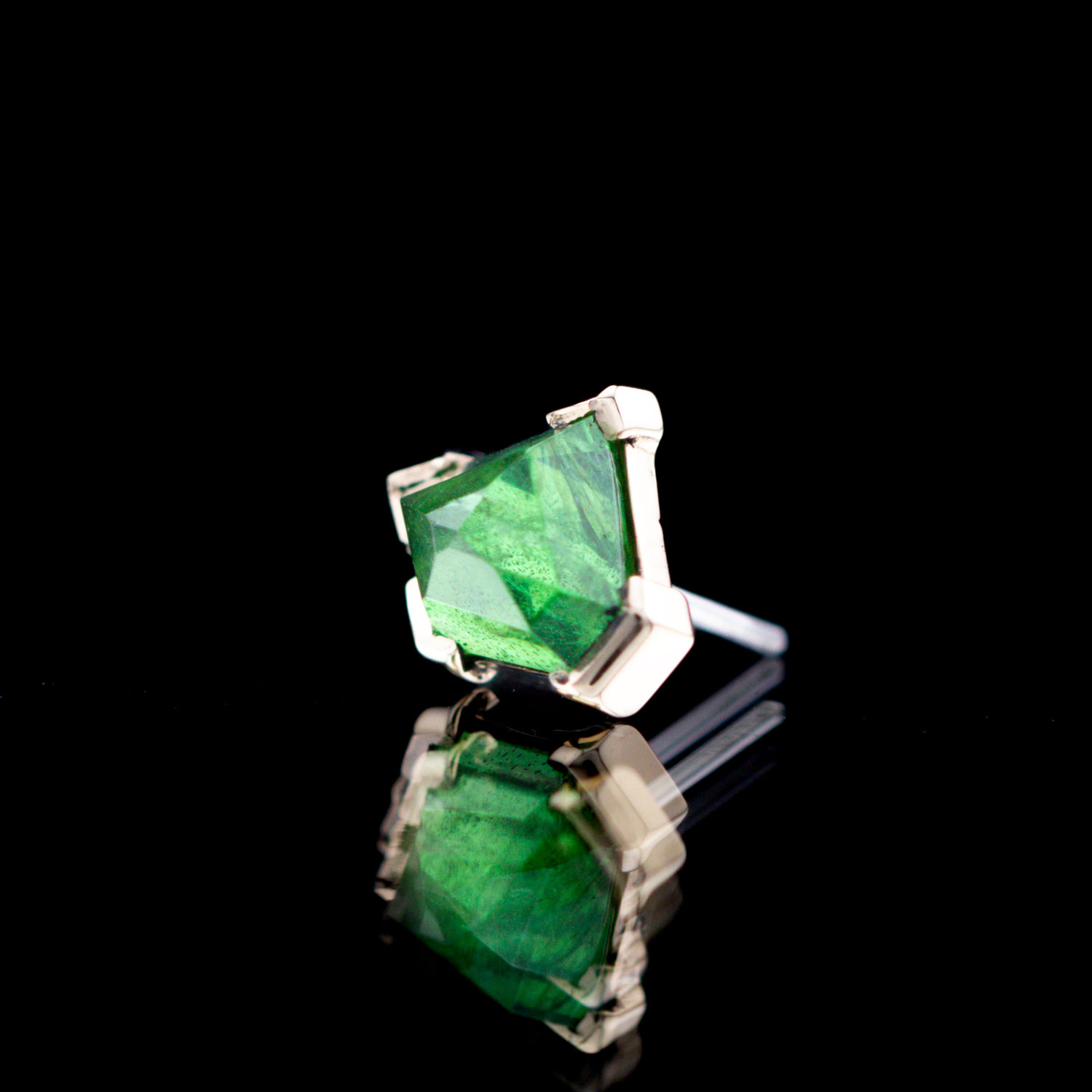 Geometric Cut Tsavorite Threadless End Yellow Gold 6.5mm x 4.3mm - Image 2