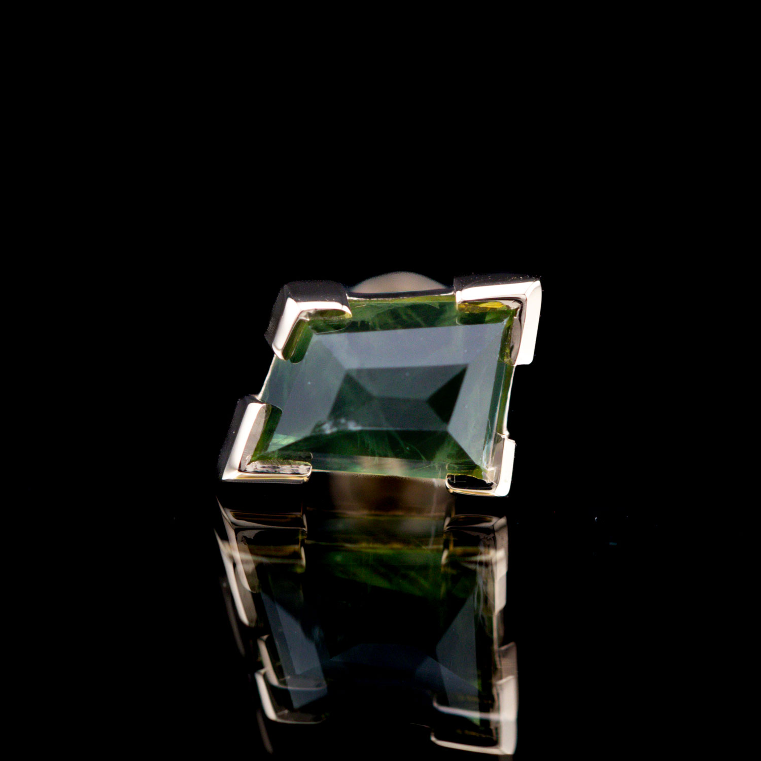 Geometric Cut Madagascar Sapphire Yellow Gold Threadless End 6.3mm x 4.4mm
